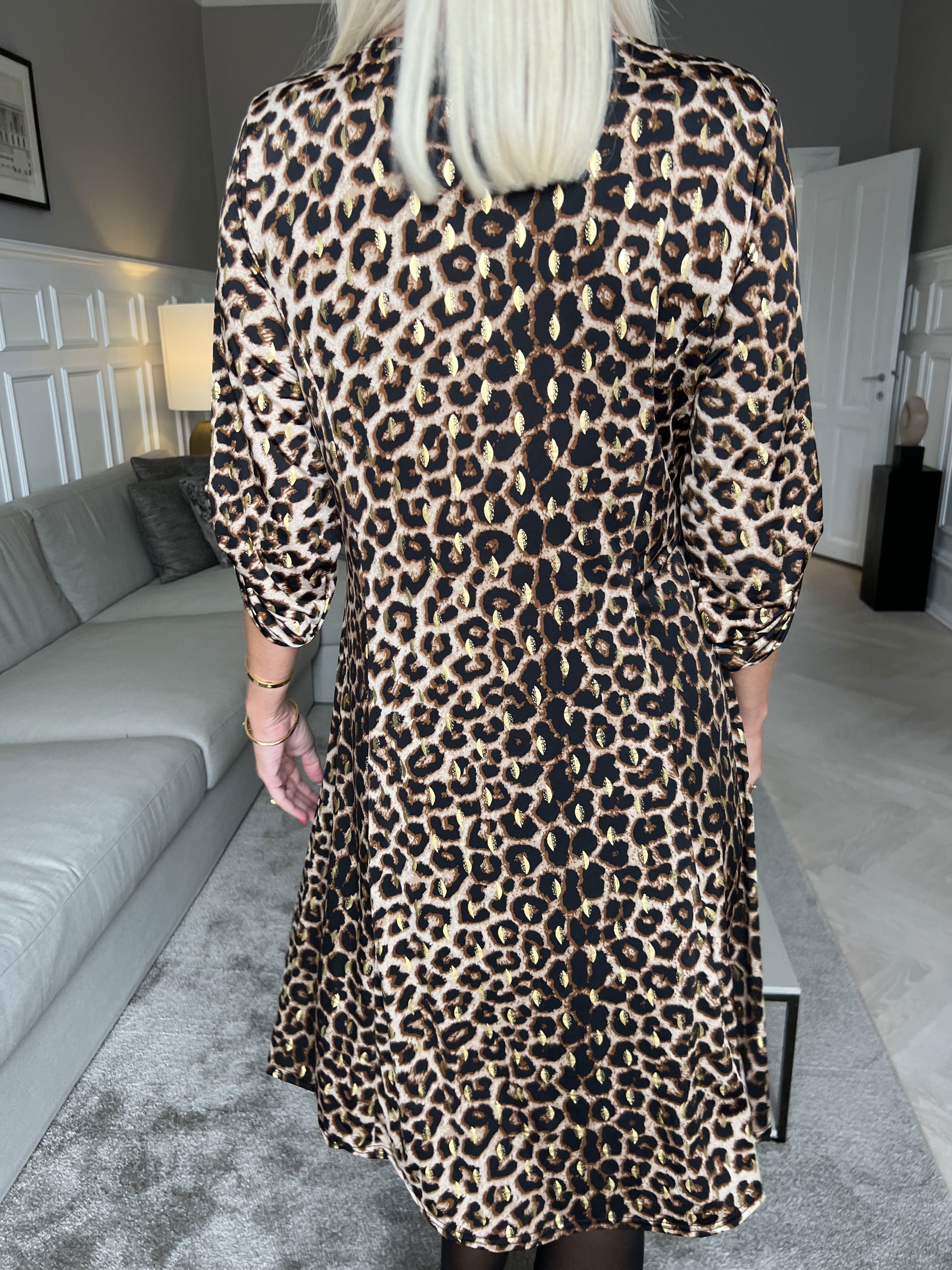 Maj Leo L/S - Elastisk kjole i leopardprint med gulddetaljer